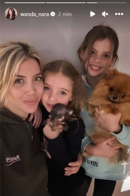 Wanda Nara junto a sus hijas Isabella y Francesca y dos de sus mascotas, un chihuahua y la pomerania llamada Carla