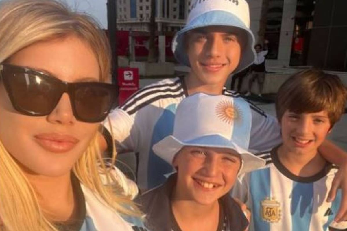Wanda Nara junto a sus tres hijos varones: Valentino, el más alto, Constantino y Benedicto (sin gorrito)
