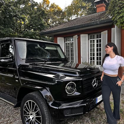 Wanda Nara mirando con amor a su Mercedes Benz