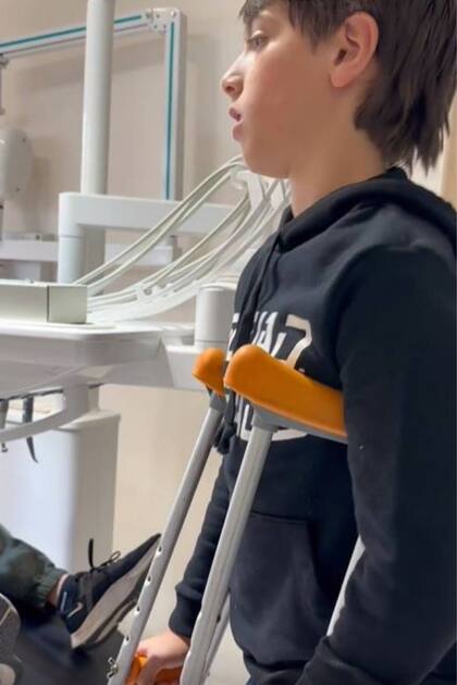 Wanda Nara mostró a su hijo Benedicto apoyado en muletas y con un yeso en su pie derecho