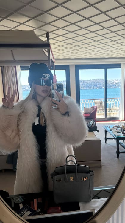 Wanda Nara posó con un look invernal previo a la publicidad que realizó sobre un rooftop en Estambul