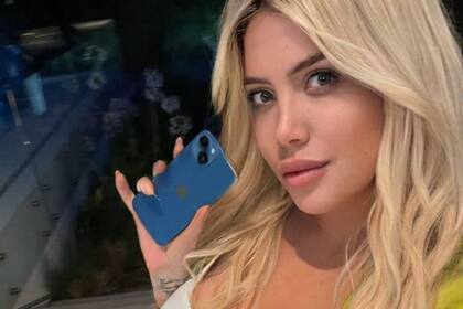 Wanda Nara posó en traje de baño y reveló uno de sus diseños
