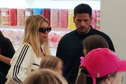 Wanda Nara y Martín Migueles, un empresario al que la policía le secuestró el teléfono