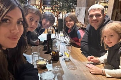 Wanda Nara y Mauro Icardi cenaron en el exclusivo restaurant de Donato de Santis con sus cinco hijos