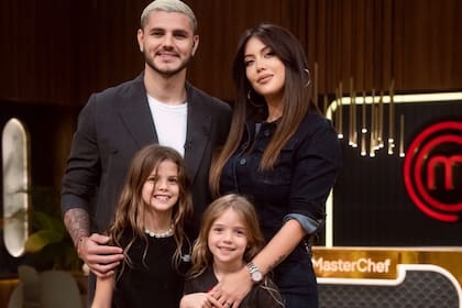 Wanda Nara y Mauro Icardi junto a sus hijas, Isabella y Francesca