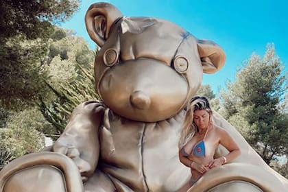 Wanda posó junto a uno de los elementos decorativos de la casa de Ibiza