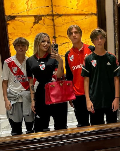 Wanda y sus tres hijos en el Monumental