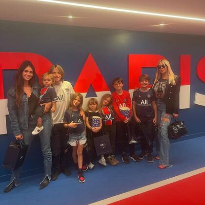 Wanda, Zaira y toda la familia alentando a Mauro Icardi en el PSG