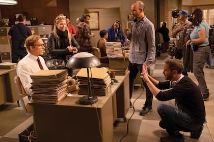 WandaVision es una “combinación de Nick at Nite y Marvel”, dice el director de la serie Shakman (derecha), en el set junto a Bettany (izquierda).