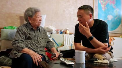 Wang Yingwei y su pequeño equipo de reparto ofrecen algo más que comidas, brindando conexión humana a los residentes de la tercera edad