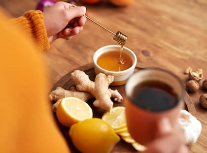 La miel contiene vitaminas y minerales y tiene un poco menos de calorías que el azúcar