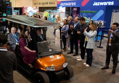 Warren Buffett, saludo desde un cochecito eléctrico en la feria que organiza Berkshire Hathaway con motivo de su junta de accionistas en Omaha (Nebraska) (Matthew Putney/AP)