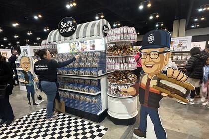 Warren Buffett sorprende a los accionistas al anunciar que se retira a finales de año