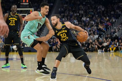 Warriors aplastan a Hornets por 128-92 y logran la victoria número 3.000 de la franquicia