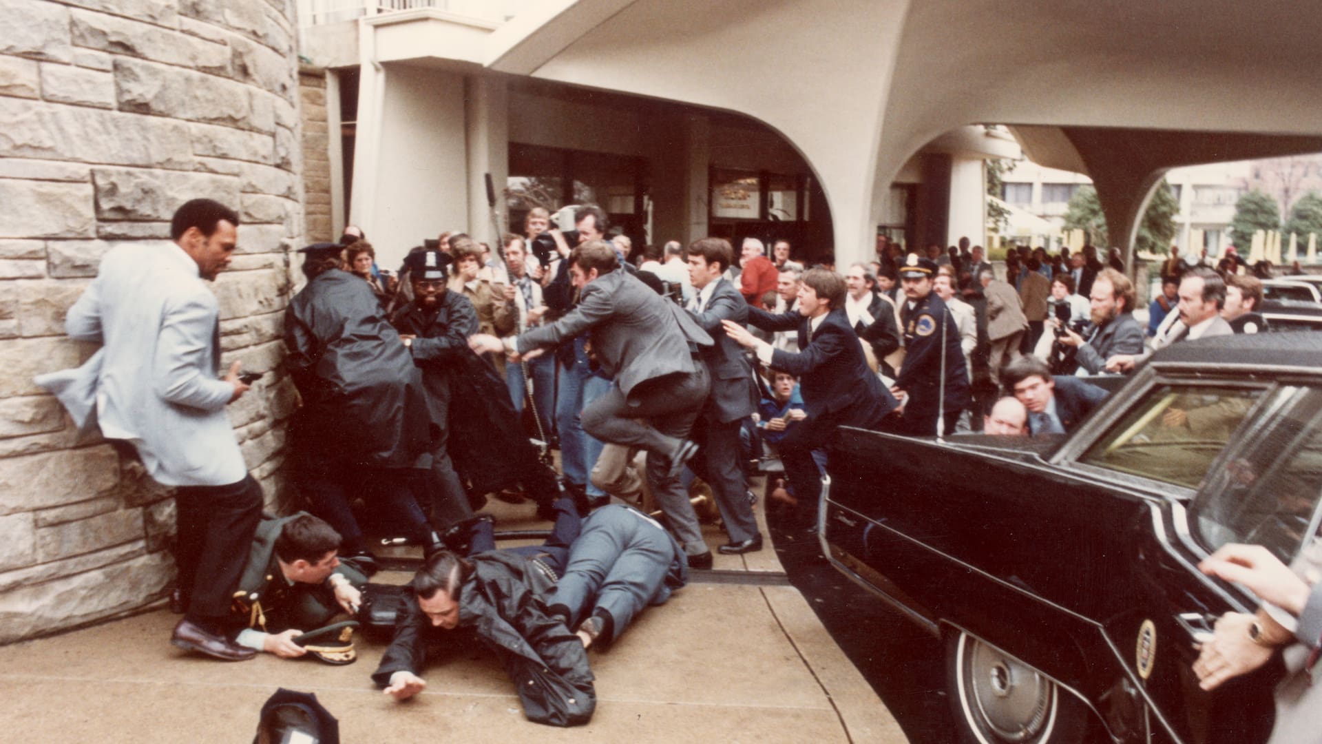 Washington, 30 de marzo de 1981. La policía y los agentes del servicio secreto se arrojan sobre Ronald Reagan, que acaba de recibir una bala en la axila. John Hinckley hizo seis disparos.