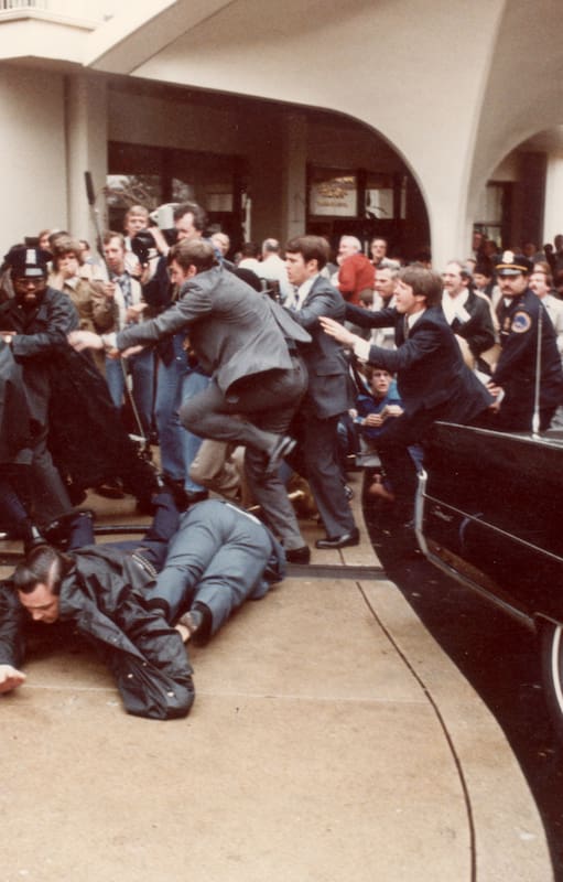 Washington, 30 de marzo de 1981. La policía y los agentes del servicio secreto se arrojan sobre Ronald Reagan, que acaba de recibir una bala en la axila. John Hinckley hizo seis disparos.