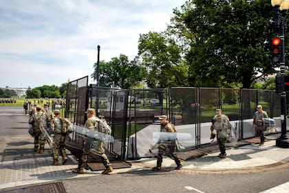 Personal militar se organiza en el perímetro de la Casa Blanca