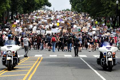 La policía custodia a los manifestantes en Washington