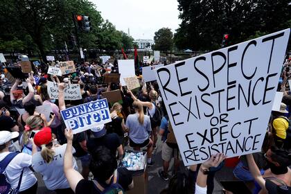 Carteles con diversas consignas durante la marcha por la muerte de George Floyd, en Washington