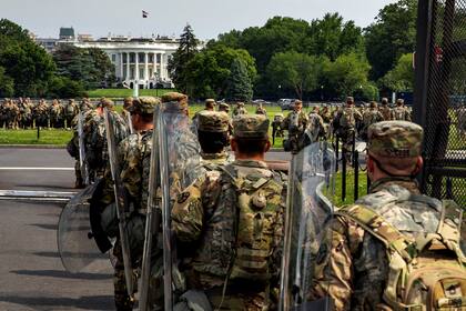 Personal militar se organiza en el perímetro de la Casa Blanca
