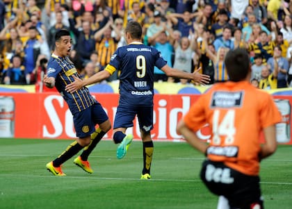 Washington Camacho festeja su golazo con Ruben