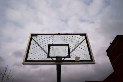 WASHINGTON, DC - 1 DE ABRIL: Se retiraron los aros de baloncesto en una cancha de baloncesto del Departamento de Parques y Recreación el 1 de abril de 2020 en Washington, DC. A partir del 1 de abril, toda la región de la capital nacional está bajo órdenes de quedarse en casa , que prohíbe