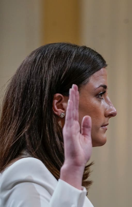 WASHINGTON, DC JUNIO 28: Cassidy Hutchinson, asistente del exjefe de gabinete de la Casa Blanca Mark Meadows, testifica durante la audiencia del Comité Selecto para Investigar el Ataque del 6 de enero al Capitolio de los Estados Unidos para presentar material nunca antes visto y escuchar el testimonio de testigos en Cannon Building