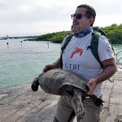 Washington Tapia con Fernanda luego de su hallazgo en 2019. La tortuga mide solo 54 centímetros en el carapacho o caparazón