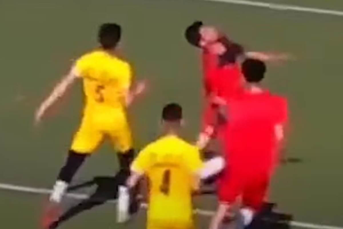 Wassim Djezzar ya recibió la patada y cae desplomado