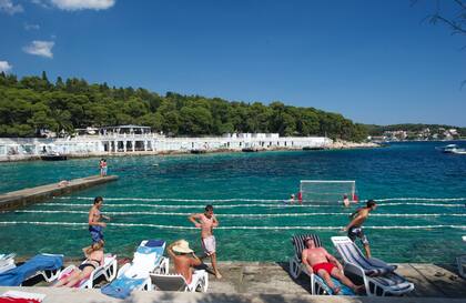 Waterpolo en el mar, en la isla de Hvar.