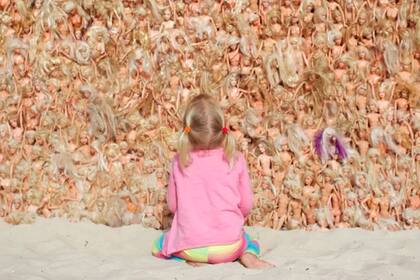 “Wave”, una ola gigantesca hecha de tres mil muñecas presentada en 2015 en las playas de Sídney como manifiesto anticonsumo
