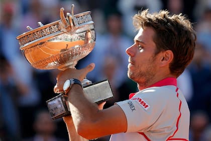 Stan Wawrinka, con el trofeo de campeón de Roland Garros 2015.