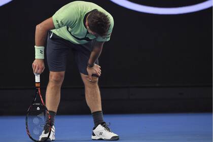 Wawrinka y su rodilla izquierda. Campeón en 2014, el suizo regresó en Melbourne con serios problemas de movilidad