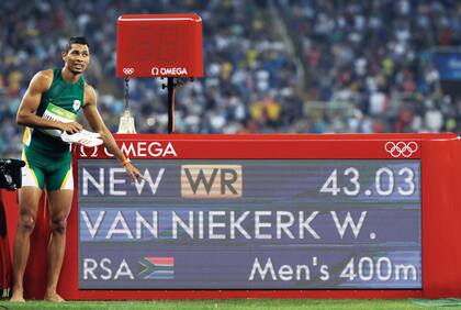 Wayde van Niekerk sumó este año el récord mundial de 300 metros planos a su histórica marca de los 400 metros hace un año en Río 2016