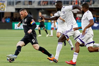 Wayne Rooney convirtió un gol desde mitad de cancha ante Orlando City