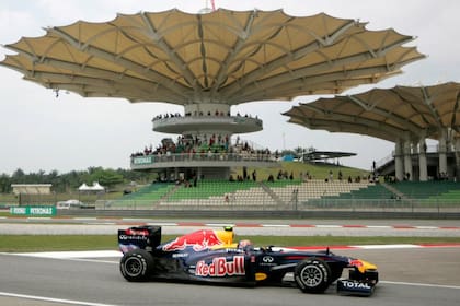 El australiano Mark Webber gira en el circuito de Sepang: el trazado malayo regresa al calendario de la Fórmula 1 tras nueve años y bajo el nombre de Gran Premio de Bahréin