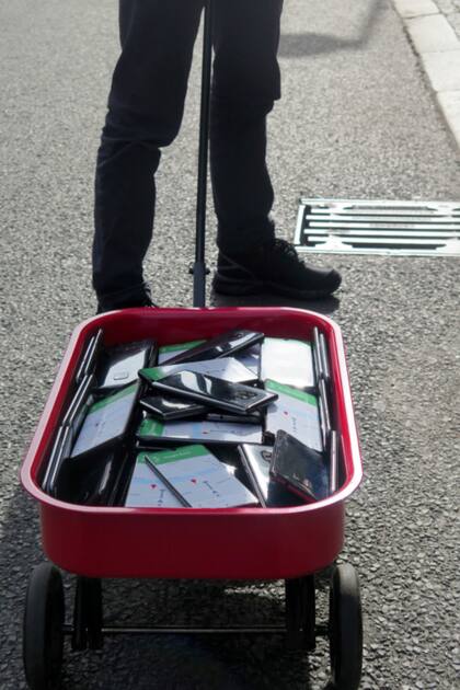La obra de Weckert implicó caminar con un carrito cargado de 99 celulares por una calle despejada para que Google Maps interpretara que había un embotellamiento