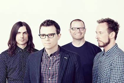 Weezer saca su segundo disco del año: un homenaje al "falso metal" al que llamaron Van Weezer