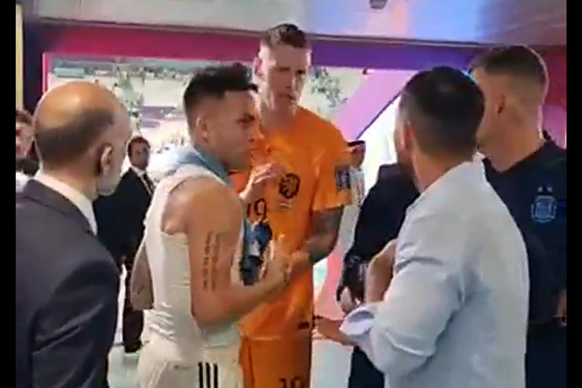 Weghorst, autor de los dos goles de Países Bajos, discute con Lautaro Martínez y Sergio Agüero