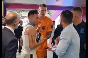Weghorst, autor de los dos goles de Países Bajos, discute con Lautaro Martínez y Sergio Agüero