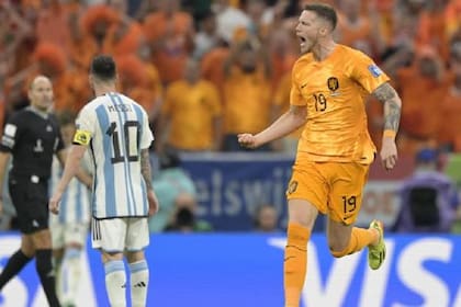Weghorst celebra su gol y Messi lo padece al final de Argentina y Países Bajos por los cuartos de final de Qatar 2022; luego, el rosarino lo trató de "bobo".
