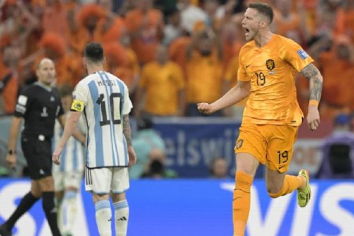 Weghorst celebra su gol y Messi lo padece al final de Argentina y Países Bajos por los cuartos de final de Qatar 2022; luego, el rosarino lo trató de "bobo".
