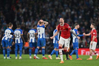 Weghorst festeja la clasificación de Manchester United, mientras los jugadores de Brighton se lamentan al fondo