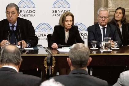 Weinberg, entre Urtubey y Pinedo, el día en que fue a defender su postulación