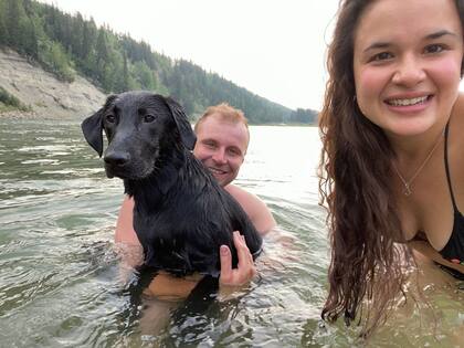 Weiser, el labrador negro de la pareja. "Lo amamos aunque rompa todo".