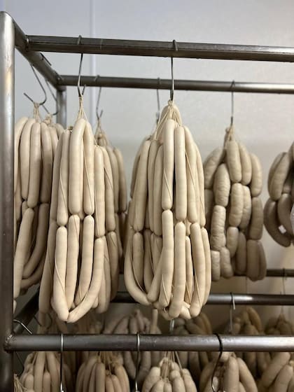 Weisswurst (salchicha blanca) y chorizos blancos en estacionamiento.