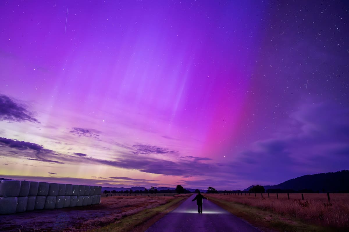 WELLINGTON. Imagen del 20 de enero de 2026 de la aurora vista cerca del Glaciar Fox de la Isla Sur de Nueva Zelanda. (Xinhua/Yang Liu)