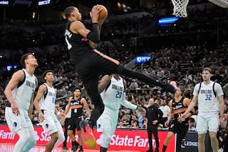 Wembanyama anota 40 puntos y captura 13 rebotes y los Spurs vencen 139-120 a los Mavericks