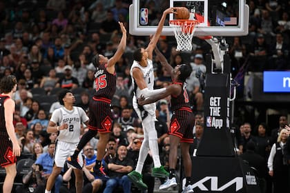 Wembanyama logra el doble-doble más rápido en la historia y los Spurs vencen 129-114 a los Bulls