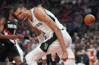 Wembanyama vuelve tras conmoción cerebral, los Spurs vencen 114-93 a los Blazers y ponen la serie 3-1